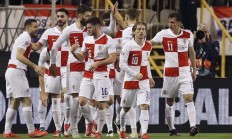 九游体育APP下载-里昂中场成为焦点，法国足球联赛战局拐点或现的简单介绍