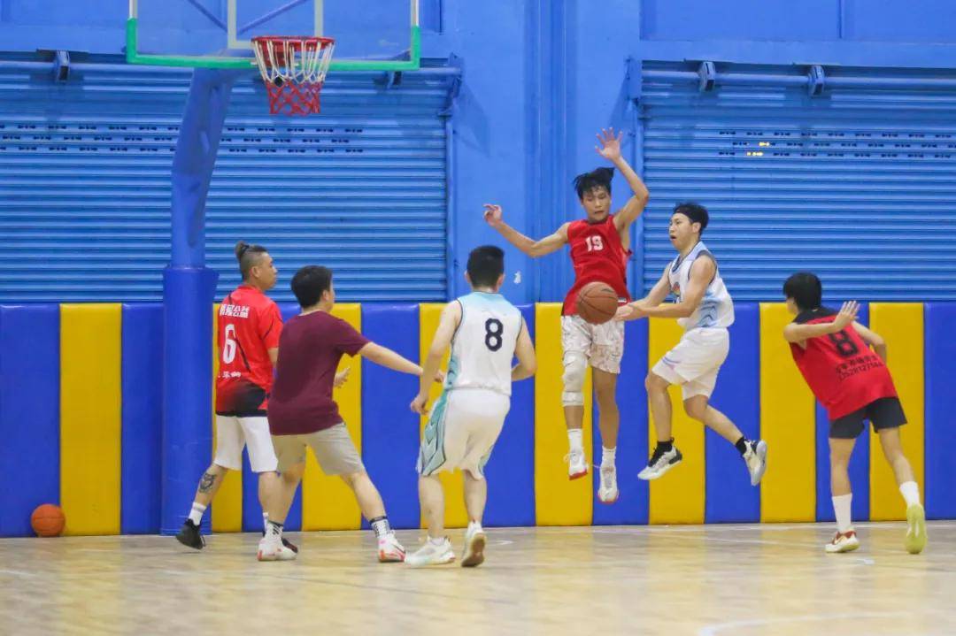 球员之间友谊赛事展现篮球精神 球员之间友谊赛事展现篮球精神