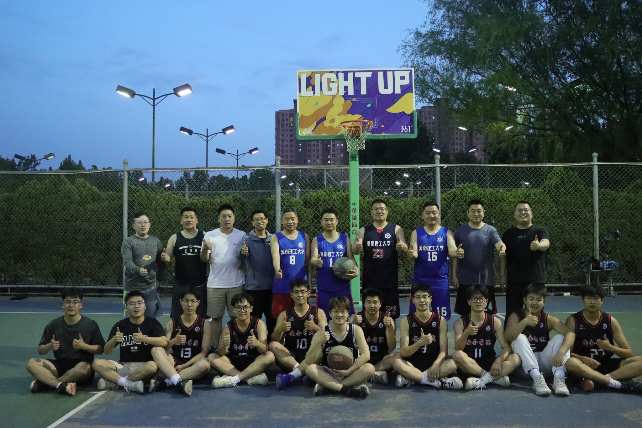 球员之间友谊赛事展现篮球精神 球员之间友谊赛事展现篮球精神