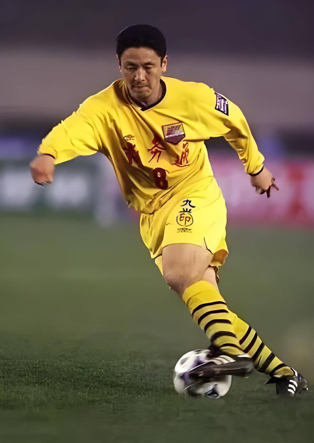 关于国内足球赛事再掀高潮，球员形态精力十足的信息