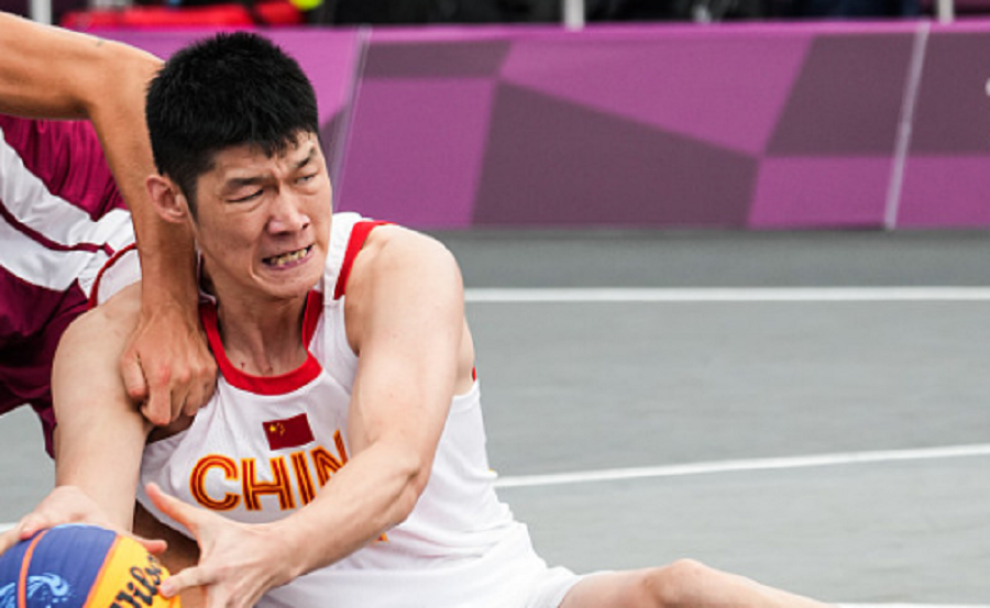 西藏男篮逆转艰难胜利,全队欢呼 西藏男篮逆转艰难胜利,全队欢呼