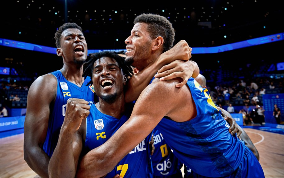 西藏男篮逆转艰难胜利,全队欢呼 西藏男篮逆转艰难胜利,全队欢呼