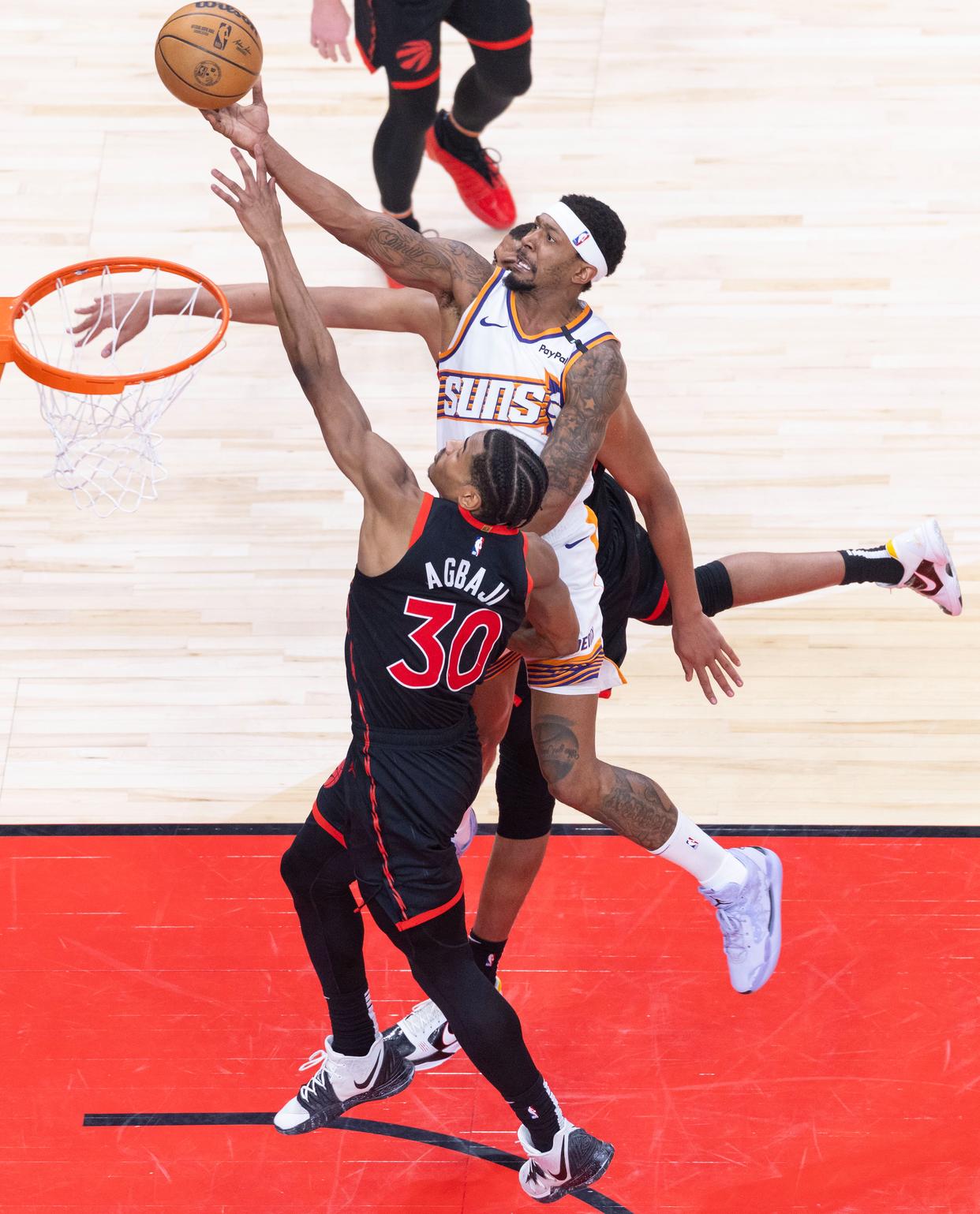 猛龙后卫连续砍分，带领球队逆转胜利的简单介绍