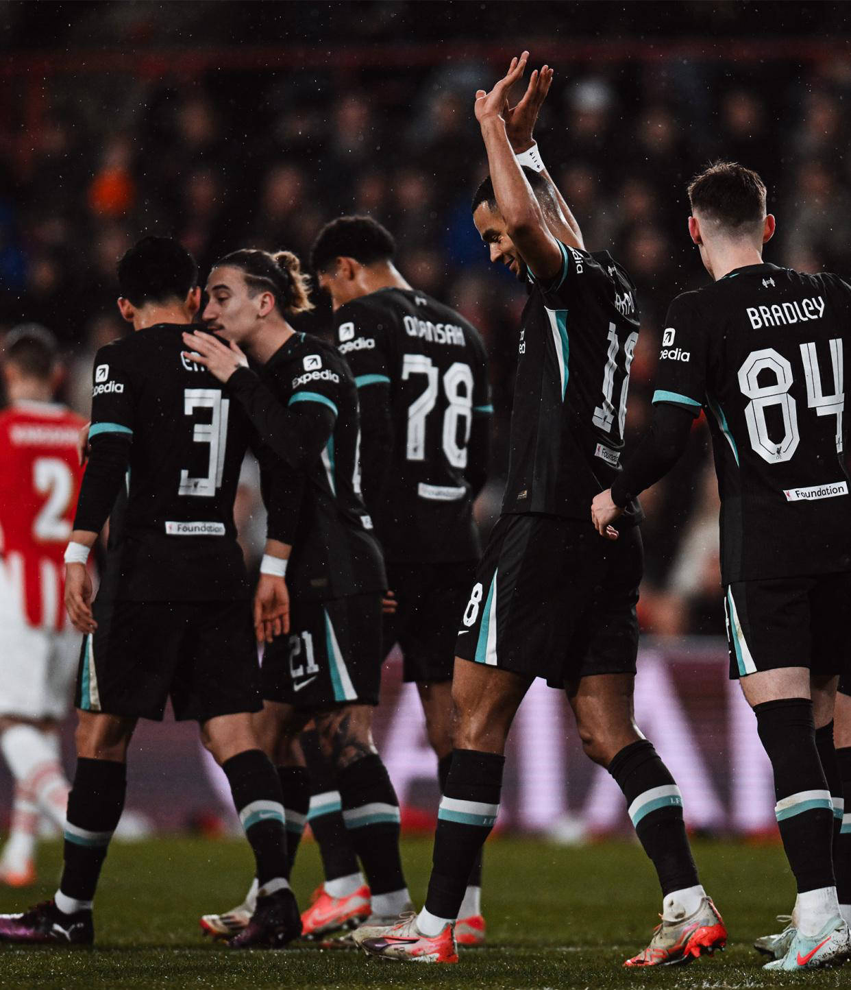 包含马德里竞技轻松晋级，迎来八强赛新希望的词条