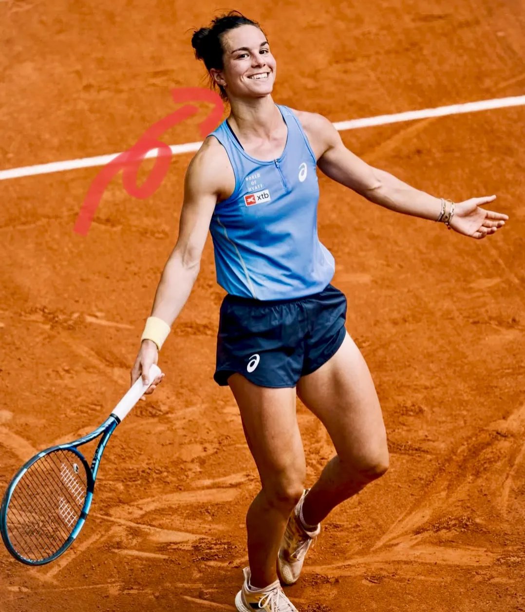 关于网球赛场情绪高涨，选手风采出众的信息