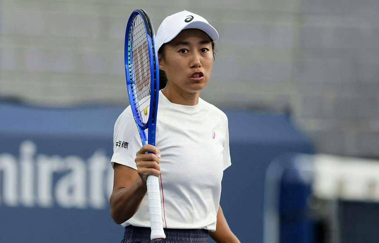 关于网球赛场情绪高涨，选手风采出众的信息