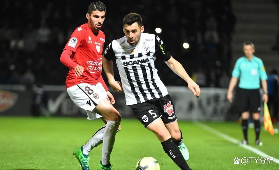 包含里尔客场击败昂热，领跑法甲积分榜的词条