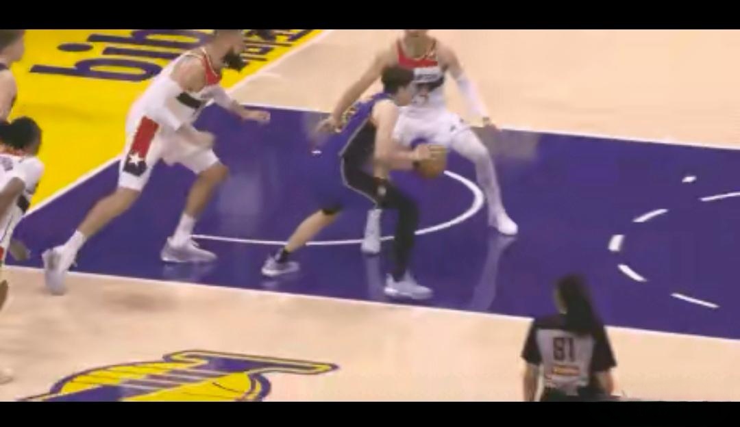 篮球场上一幕奇观，球员运球时突然失误滑倒的简单介绍