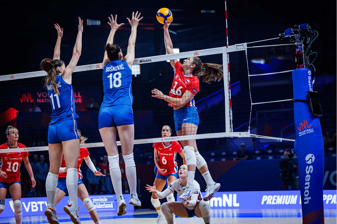 塞尔维亚队在比赛中展现实力，成功晋级