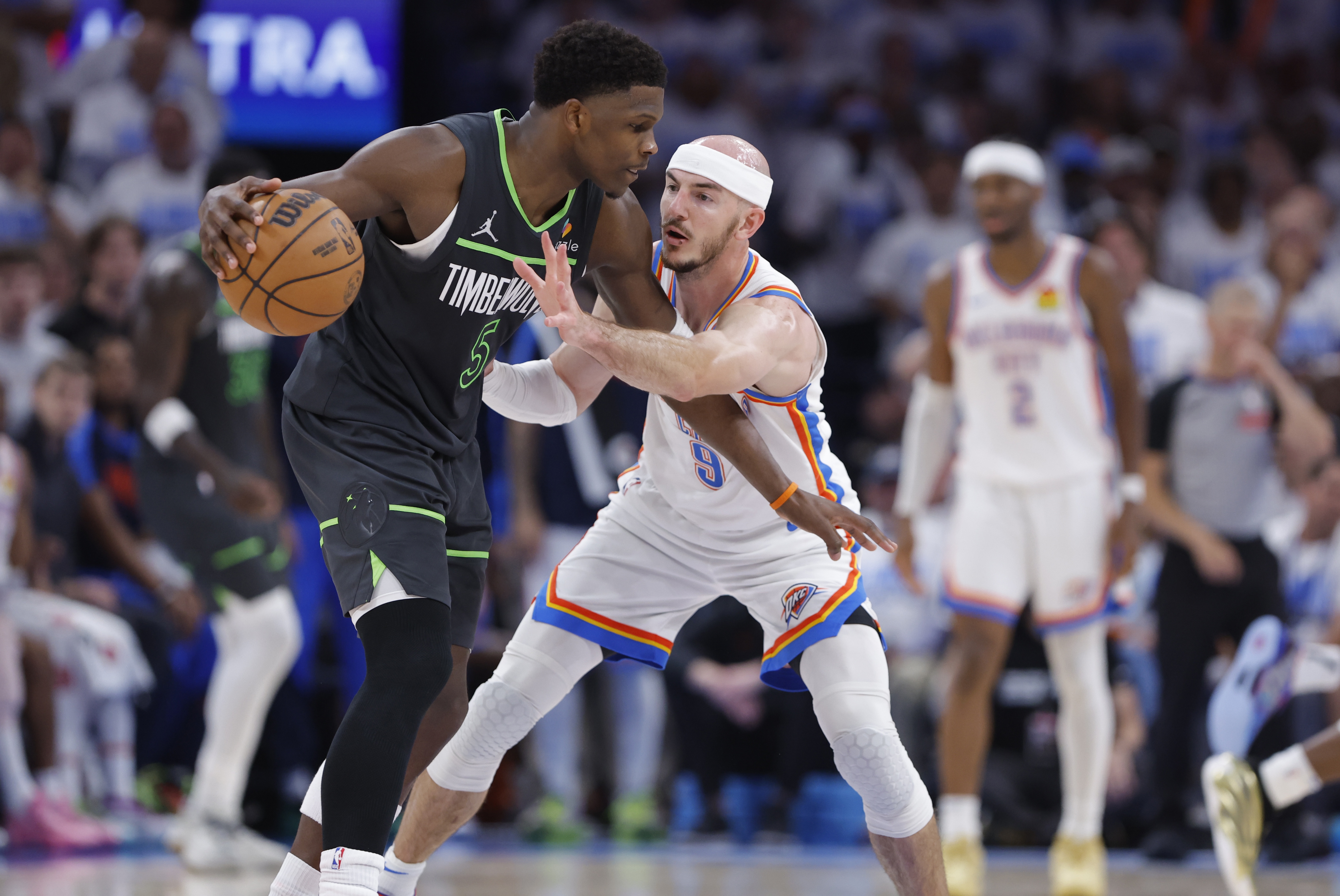 狼队主场击败对手，豪取三分冲击前四位置的简单介绍