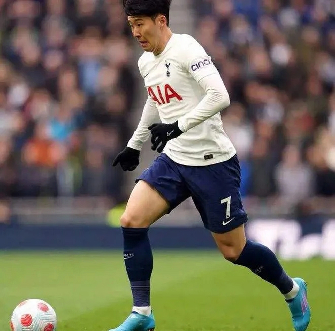 包含热刺战术大调整，新风格遭遇争议的词条