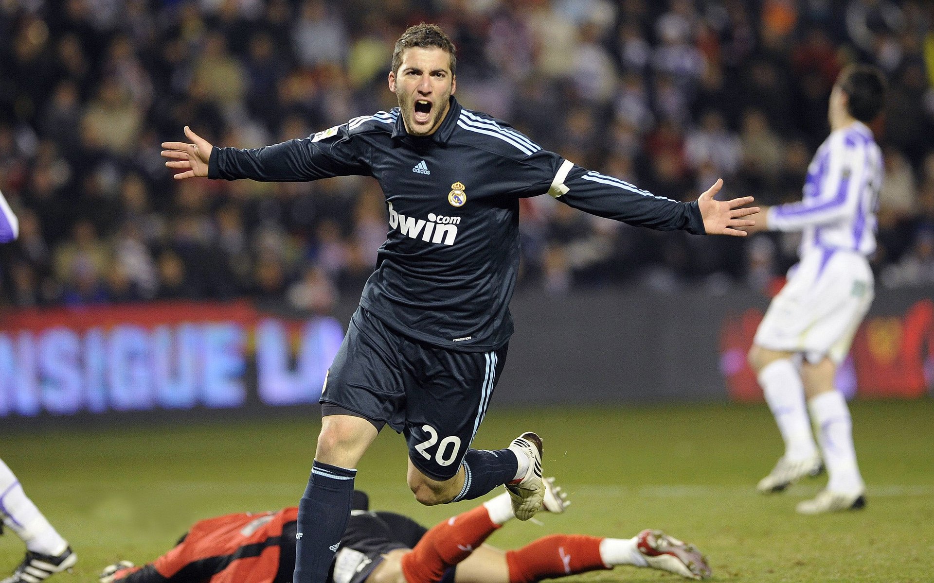 当哈兰德在伯纳乌接管德比，尼日利亚打穿了洪都拉斯的足球寓言